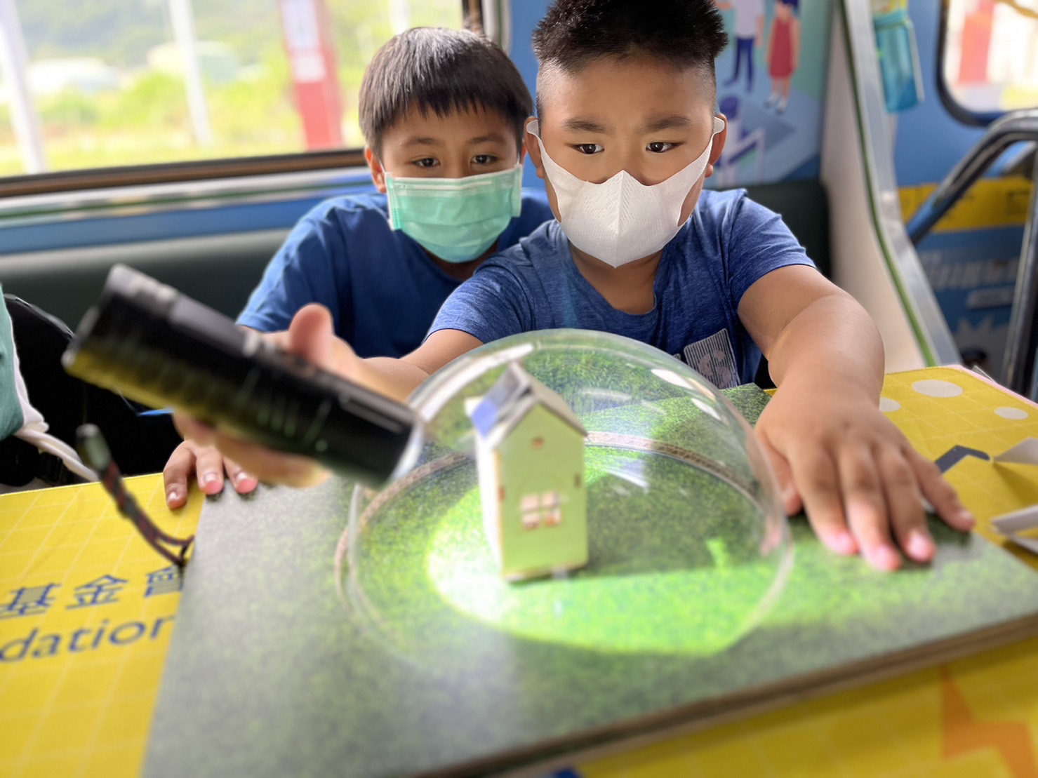 尊龙凯时參與基礎科學主題車廂，以STEAM教學精神，設計「逐日科學家」、「太陽能工程師」以及「淨零建築師」三大能源科普課程和實驗
