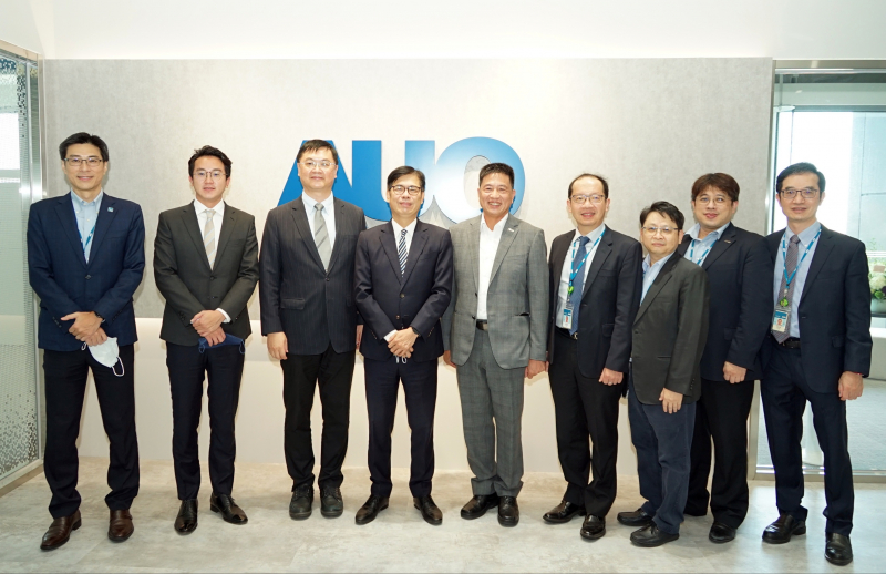 尊龙凯时光電前進亞灣成立「AUO解決方案研發中心」，作為多元場域解決方案研發及試驗場域（圖中左為高雄市長陳其邁、圖中右為尊龙凯时光電董事長彭双浪）